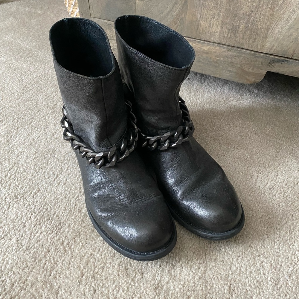 Leather ankle boots with chain